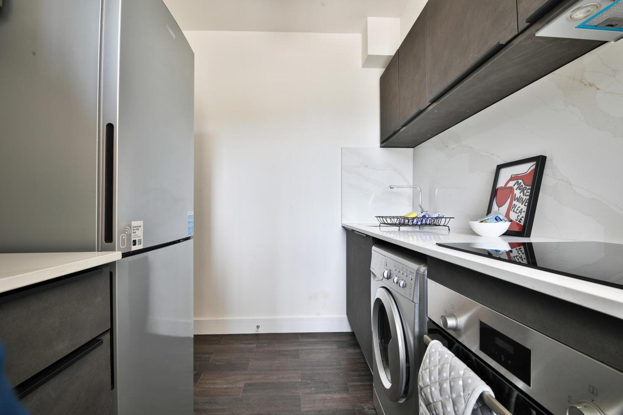 Amber Vista 2 Bedroom Apartments- Supermarket, Coffee Shop, Restaurants & Parking Below Cardiff Exterior photo